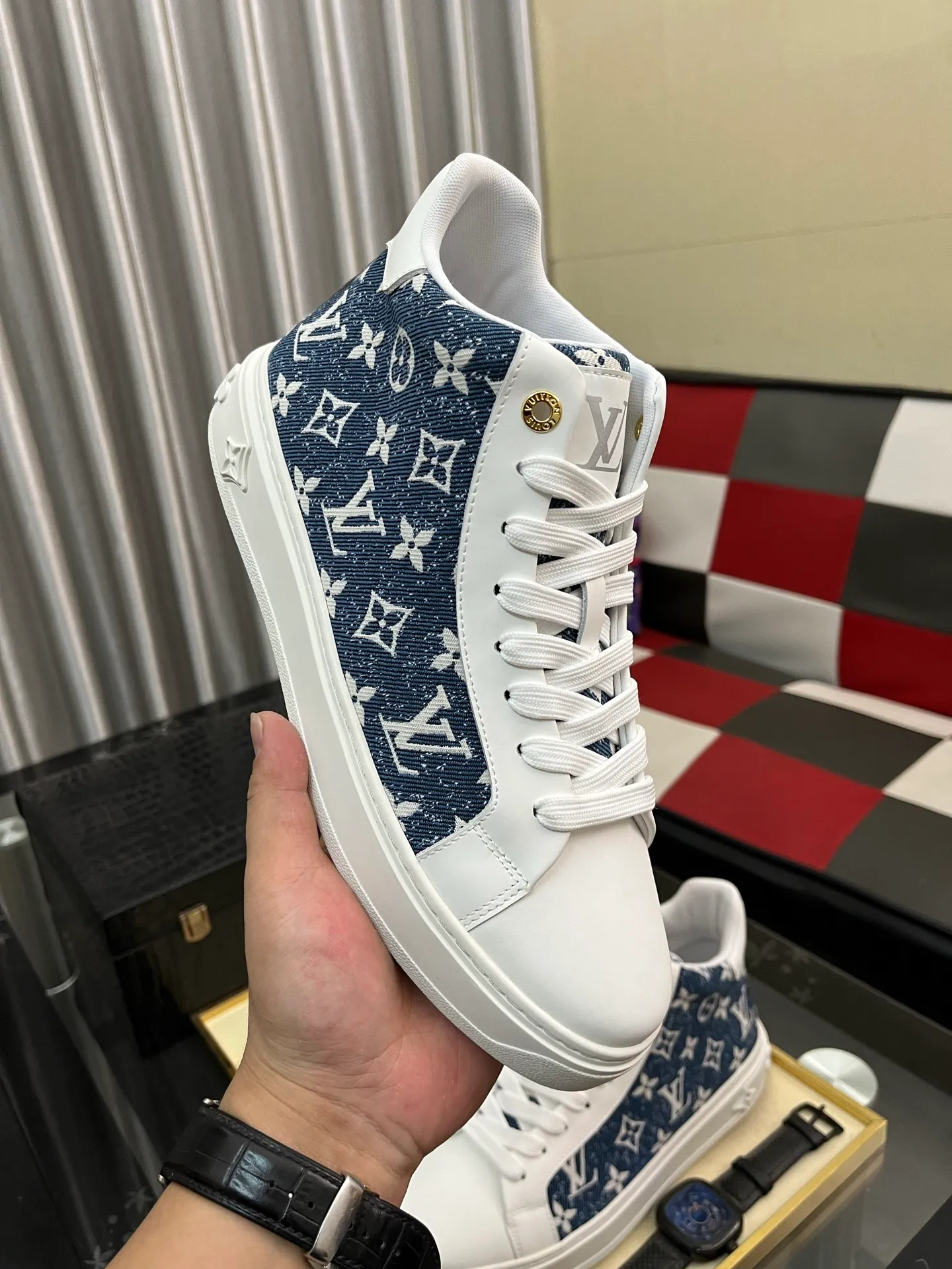Men's shoes 💰: 560⌚️⌚️ Louis vuitton/LV Louis Vuitton 》Original quality.~ Unique modern style sneakers. 🏃A must-have casual shoe for trendy men😍😍 Original brand imported from Italy, imported original leather, sheep lining (refuses to discolor and grind feet) Sole: Original sole provided by the original factory, French lazy style design ⚠️Fit to the feet, original quality, super comfortable original sole. Code number: 38-444⃣️Color optional